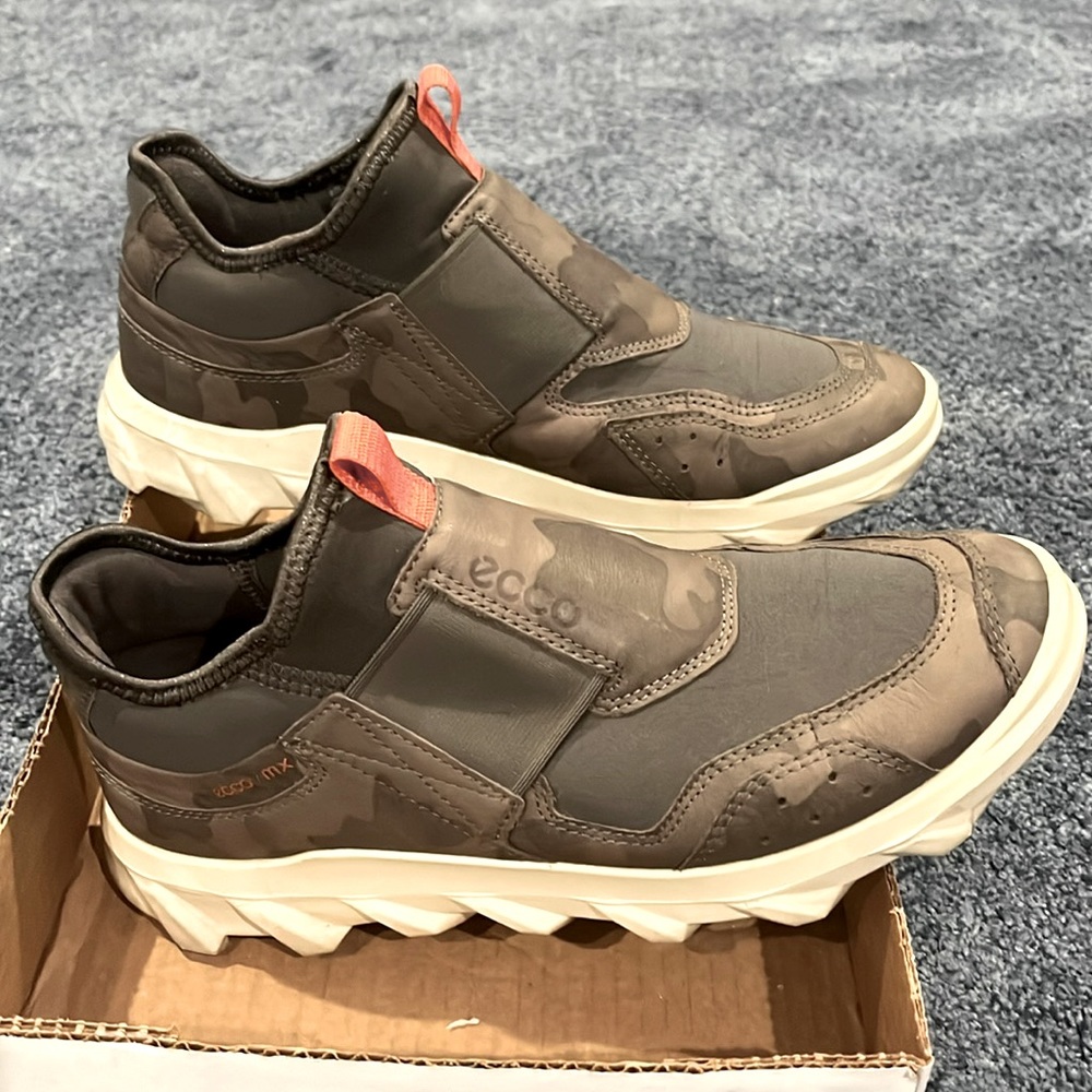 ECCO MX Women’s Low Top Slip On Sneakers. Good used condition, gray camo, EU39
